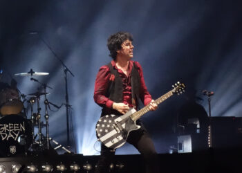 He thought he was just a face in the crowd — but Green Day had other plans. At Pinkpop Festival, a single nod from Billie Joe changed everything for 11-year-old Jules. No rehearsal. No warning. Just raw talent, one borrowed guitar… and a moment that exploded into legend. When the final chord rang out, the band gave him more than applause — they gave him the guitar. What came next left the crowd breathless… and Jules speechless: “I’m in shock.”