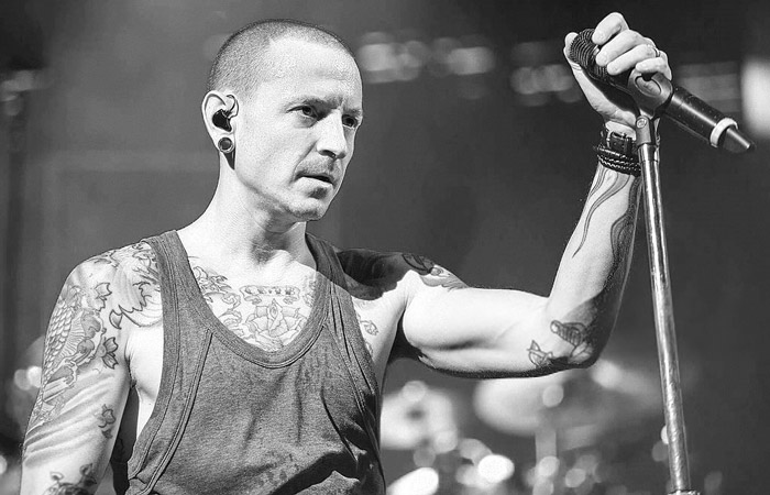 Sao mọi thứ lại nặng nề như vậy?" - Chester đã gửi thông điệp đến fan ngay trong bản hit cuối cùng