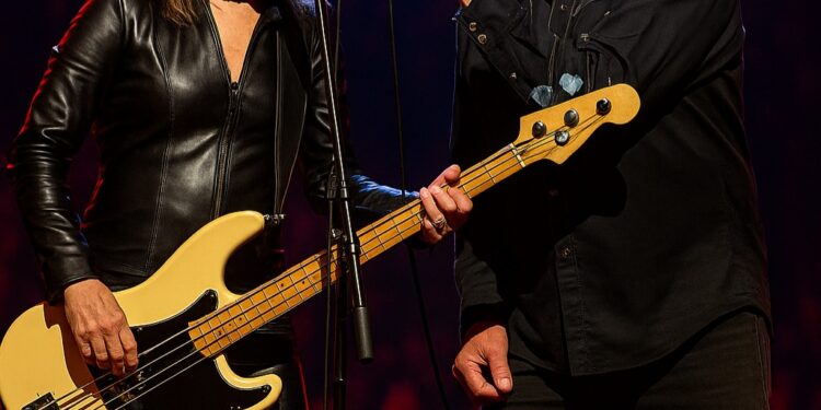 The crowd came for nostalgia — but what they witnessed was rock history in the making. Under the stage lights, Suzi Quatro roared to life, leather-clad and defiant. Then, without warning, Robert Plant stepped out from the shadows and joined her. What followed was a duet so electric, so raw, that fans are still reeling from what they saw last night.