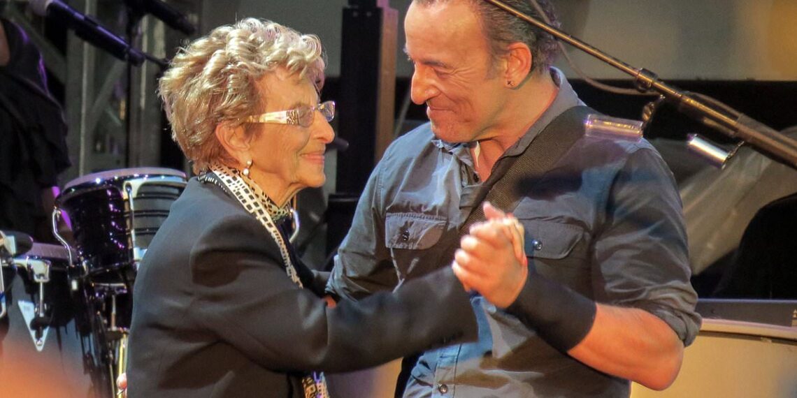 Bruce Springsteen Shares Heartwarming Video Dancing to “Dancing in the Dark” with His 98-Year-Old Mother Adele, Whose Joy Shines Through Despite Her Battle with Alzheimer’s, Calling It “Dancing with My Mom Under the Mirrorball” in a Beautiful Tribute to the Woman Who First Filled His World with Music