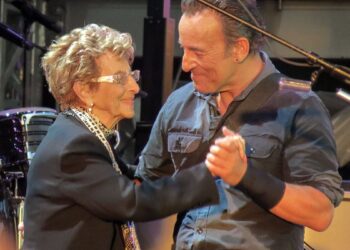 Bruce Springsteen Shares Heartwarming Video Dancing to “Dancing in the Dark” with His 98-Year-Old Mother Adele, Whose Joy Shines Through Despite Her Battle with Alzheimer’s, Calling It “Dancing with My Mom Under the Mirrorball” in a Beautiful Tribute to the Woman Who First Filled His World with Music