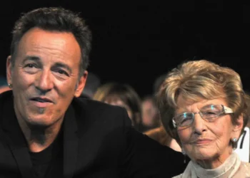“I Remember In The Morning, Mom… Hearing Your Alarm Clock Ring.” With those first whispered words, Bruce Springsteen didn’t just sing—he opened a floodgate of memories, love, and aching loss. On The Stern Show, far from the roaring arenas and spotlighted stages, The Boss sat quietly with his guitar and delivered “The Wish”—a tribute to his late mother, Adele, so tender and personal it left the entire audience in tears. His voice trembled. His eyes glistened. And for a few sacred minutes, it wasn’t about fame or music—it was about a son remembering his mom. This wasn’t a performance. It was a love letter