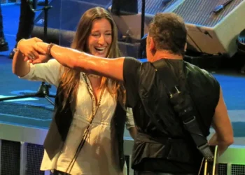 “He’s Tough As Nails On Stage—But Soft As A Father’s Heart When It Comes To Her.” In a moment that sent shockwaves of tenderness through a roaring crowd, Bruce Springsteen—the rock legend known for his gritty anthems and no-nonsense swagger—set down his guitar, reached out his hand, and gently pulled his daughter into a dance under the stadium lights. For a few breathtaking minutes, the man who’s spent decades ruling stages and selling out arenas wasn’t The Boss—he was simply a dad, swaying slowly with his little girl in front of hundreds of thousands of fans. The cameras caught it all: his weathered face softening, his eyes misting over, and his arms holding her like the most precious melody he’d ever written. “That’s the real Bruce,” one fan whispered through tears. “Cold to the world when he needs to be… but gentle, completely gentle, with just one girl.”