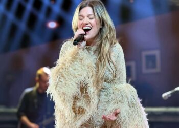 Kelly Clarkson Grants Dolly Parton’s Special Song Request With Stunning “I Will Always Love You” in Vegas