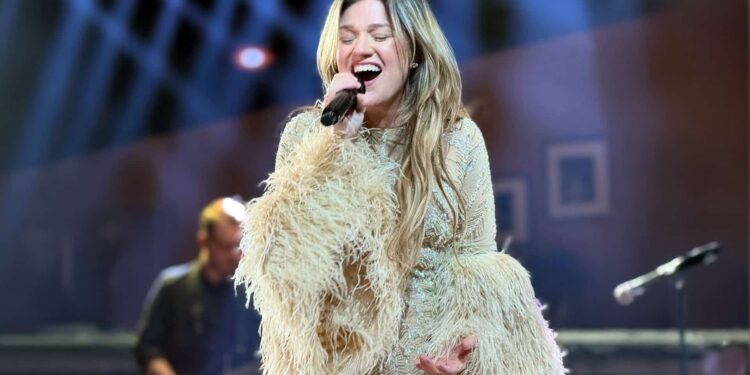 Kelly Clarkson Grants Dolly Parton’s Special Song Request With Stunning “I Will Always Love You” in Vegas