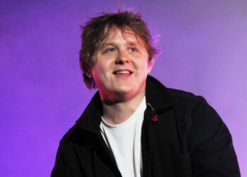 Watch Lewis Capaldi Joining a Fan for the Most Soulful Street Performance You’ll Ever See