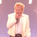 Rod Stewart Rocks the American Music Awards with Timeless Classic “Forever Young”