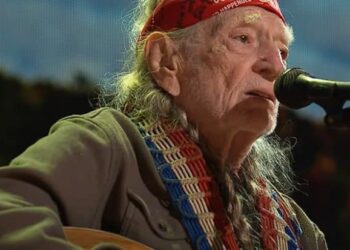 Willie Nelson Melts Hearts at 92 with His Hilarious and Heartfelt Take on the “I’ll Always Pick You” Trend—Choosing His Beloved Guitar Trigger in a Touching Tribute to Their Decades-Long Bond That’s More Legend Than Love Story