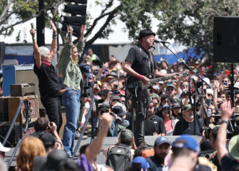 Just like she did in the ‘60s, Joan Baez still knows how to stop time with a single verse. At 84, she didn’t just take the stage — she owned it, turning protest into poetry and memory into fire. When she joined Neil Young for “Rockin’ in the Free World,” the anthem morphed — fierce, urgent, reborn. But it was the reprise, with Maggie Rogers and a thunderous chant of “Take America Back,” that turned heads — and hearts. Bernie Sanders nodded. AOC wiped away a tear. And somewhere in the crowd, an old activist whispered, “We’re not done yet.”