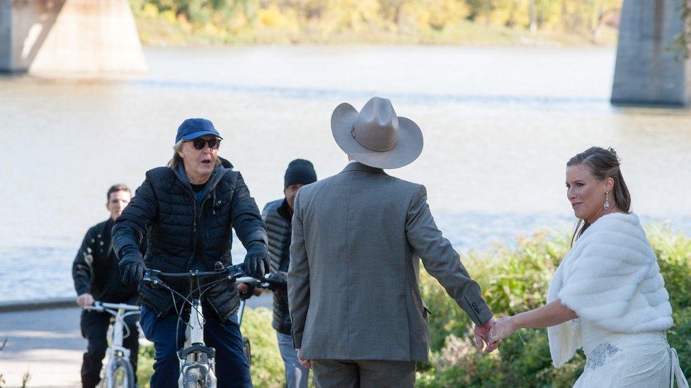 Sir Paul McCartney photo-bombs newlyweds in Winnipeg - BBC News