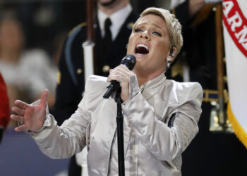 P!NK Brings the House Down at Super Bowl LII — Fighting the Flu but Still Belting the National Anthem Like a True Rock Queen, Leaving 70,000 Fans and Millions at Home Covered in Goosebumps!
