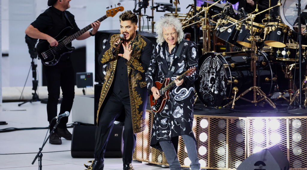 Together again — twenty years after that legendary rooftop moment at Buckingham Palace. From the first stomp of “We Will Rock You,” it was less an opening act and more a royal thunderclap, rolling across London’s summer night. Adam Lambert’s fire met Brian May’s soaring guitar, while Roger Taylor’s drums beat like the unshakable pulse of a nation — each note thick with history and adrenaline. Around them, the Platinum Jubilee’s three glittering stages shone with Elton John, Diana Ross, Andrea Bocelli, and a chorus of global icons, but this was the spark that lit it all. By the final roar of “We Are the Champions,” 22,000 voices rose as one — breathless, united, and certain they had just seen history repeat itself in the grandest, most glorious way