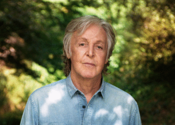 Paul McCartney Delights London Crowd With Heartwarming Beatles Duet With Elderly Fan Struggling to Keep Up, Creating Touching and Humorous Moments