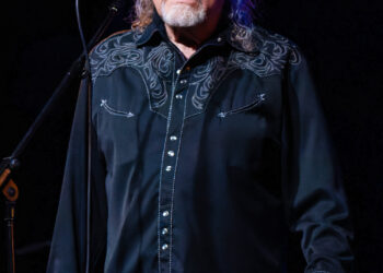 Robert Plant’s Hyde Park Concert Turns Hilarious Chaos as a Seagull Lands on Stage and a Cat Makes a Surprise Appearance