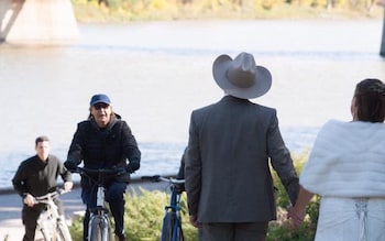 Sir Paul McCartney photo-bombs couple's wedding shoot