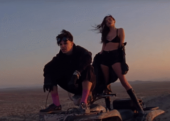 Yungblud and Charlotte Lawrence Set the Stage on Fire with Electrifying Live Performance of Falling Skies — A Powerful Moment Fans Won’t Forget!