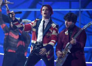 Yungblud Ignites the Olympic Homecoming with a Spine-Tingling Cover of David Bowies Heroes — An Unforgettable Moment!